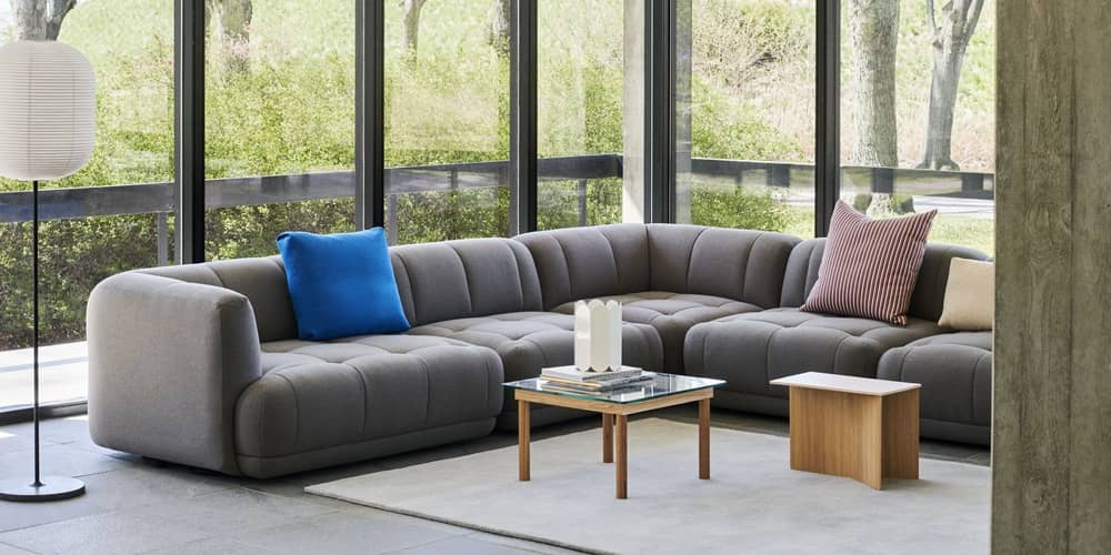Ein weich gepolstertes Ecksofa steht als Statement-Piece in einem Wohnzimmer